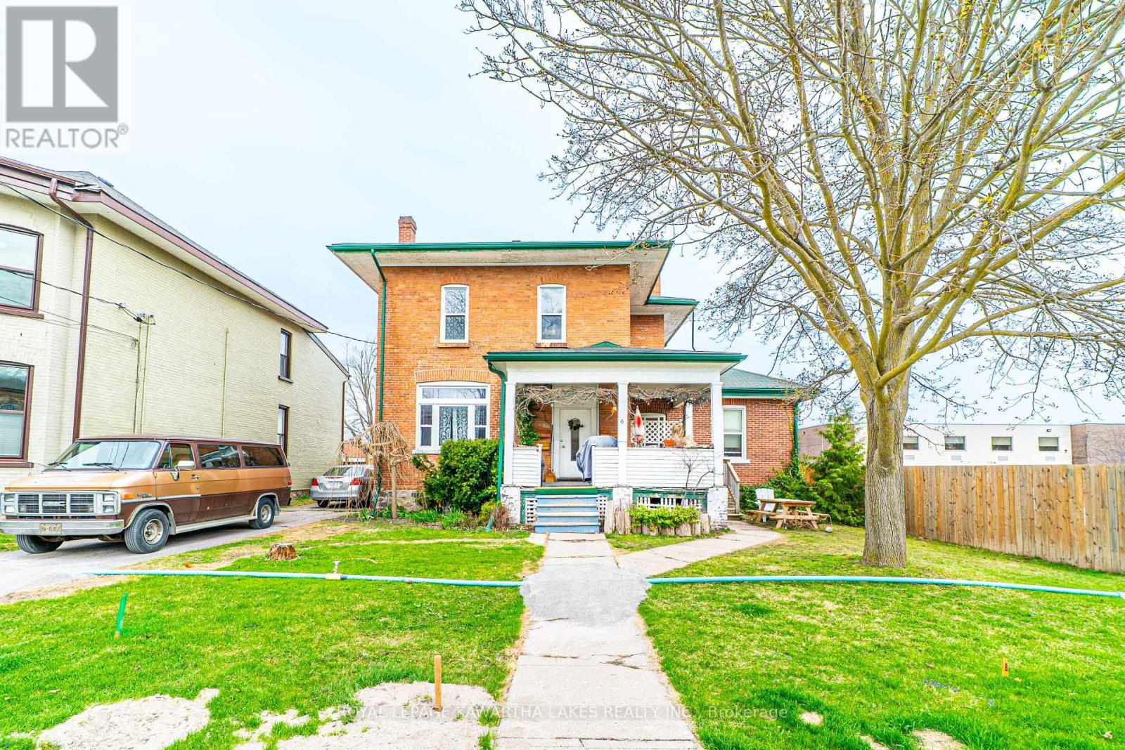 <div class="slider-price">$799,900</div><p>6 Glenelg Street W, Kawartha Lakes, Ontario</p>
