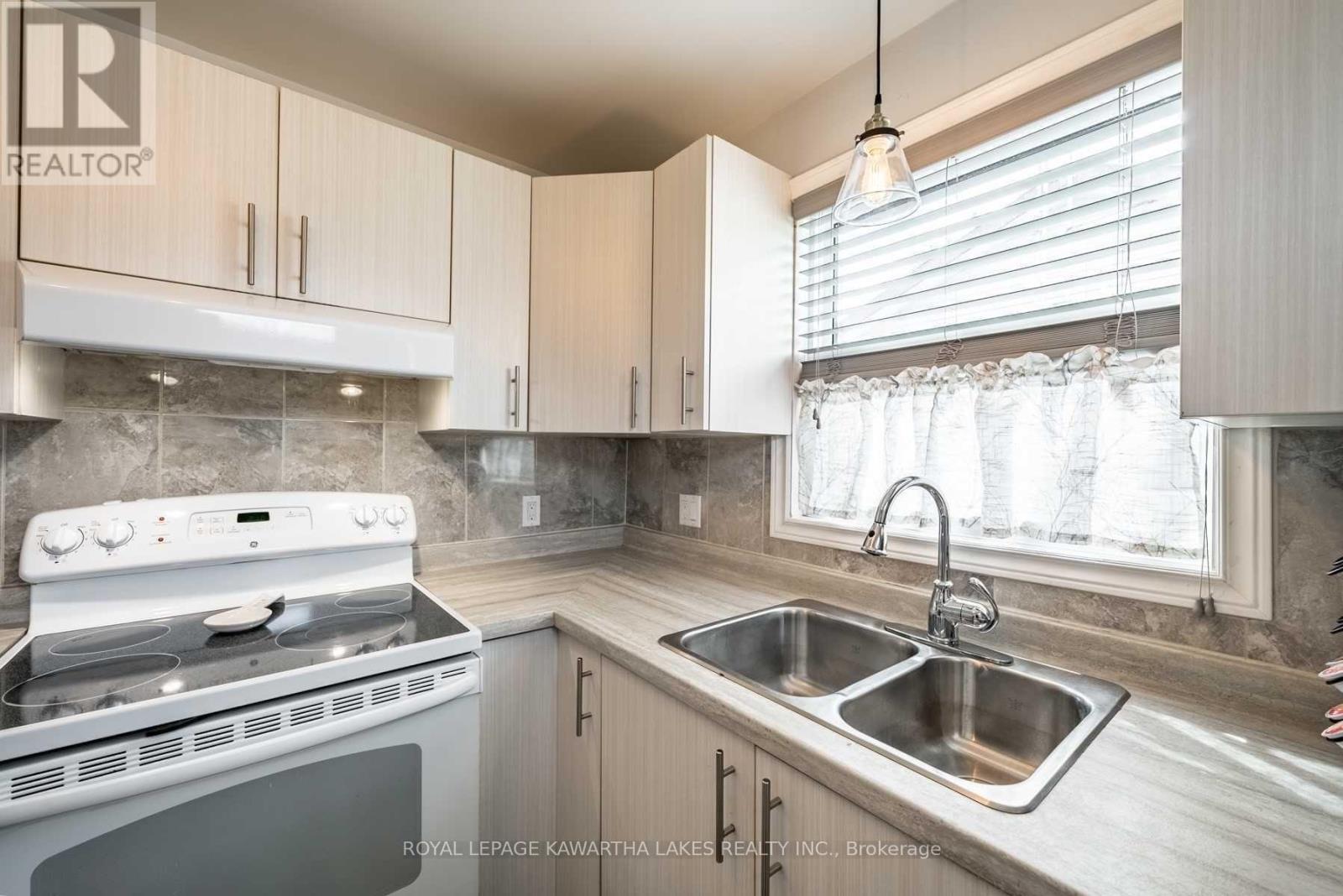 813 County Road 121 Road, Kawartha Lakes, Ontario  K0M 1N0 - Photo 8 - X12189159